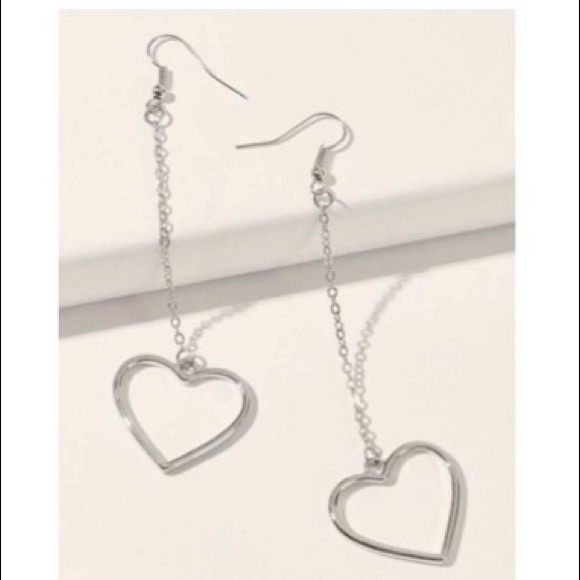 NWT CHAIN HEART DROP SILVER EARRINGS! CUTE! - Picture 3 of 3